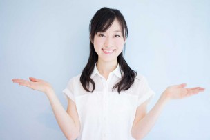 WiMAXを比較している女性