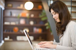 戸建てで光インターネットを比較する女性