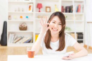 格安SIMを失敗しないで選べてOKサインの女性