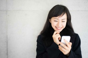 auのスマートバリューのおすすめプロバイダーでお得になって嬉しい表情の女性