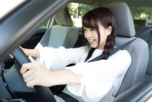 ドライブをする女性