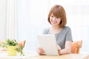 Wi-Fi接続でタブレットを使う女性