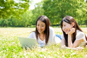 自然の中でネットを楽しむ女性たち
