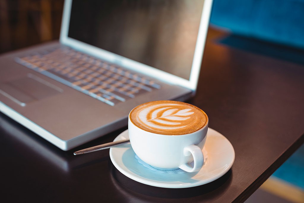 カフェ画像、PCとコーヒー。WiMAXでインターネット