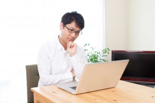 全戸加入プランとWiFiアクセスを比較しているオーナーさん
