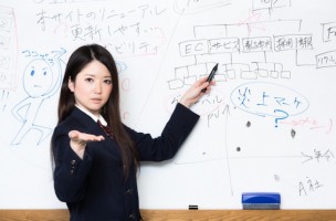 auひかりの解説をする女性