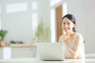 関東エリアで光インターネットを選んでいる女性