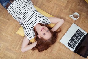 アパートにインターネットをひく女性