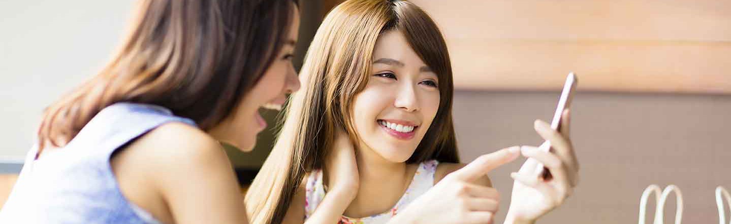 格安SIMのスマホを見る女性