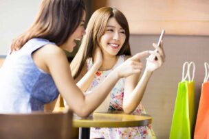 DTI SIM半年間無料キャンペーンでスマホを使う女性