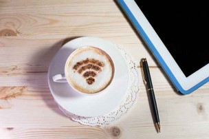 カプチーノの上にシナモンで作ったWifiロゴ
