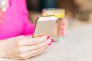解約金しばりナシのポケットwifiを使って、カフェでネットを楽しむ女性