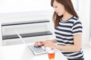 So-net(ソネット)でインターネットを使う女性
