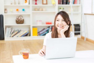 NURO光の公式キャンペーンをどれにするか考え中の女性