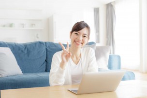 ネット環境が快適なauひかりのプロバイダーを2つ知っている女性