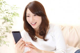 ドコモの月額料金も安くなって喜ぶ女性