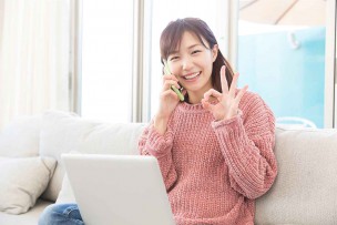 キャッシュバック+αのキャンペーンがもらえて上機嫌の女性