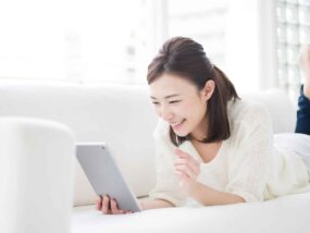 WiMAXの新端末WX04でネットが快適に使えて嬉しい女性