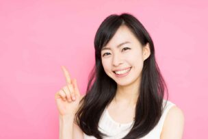 光コラボ同士の乗り換え方法を説明する女性