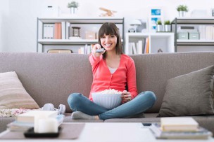 NURO光でテレビサービスを満喫する女性