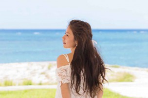 沖縄の海と若い女性